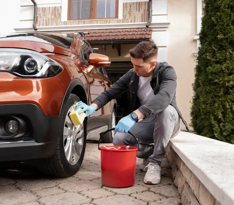 Lavage auto à domicile Nerville-la-Forêt : professionnel intervenant sur un véhicule
